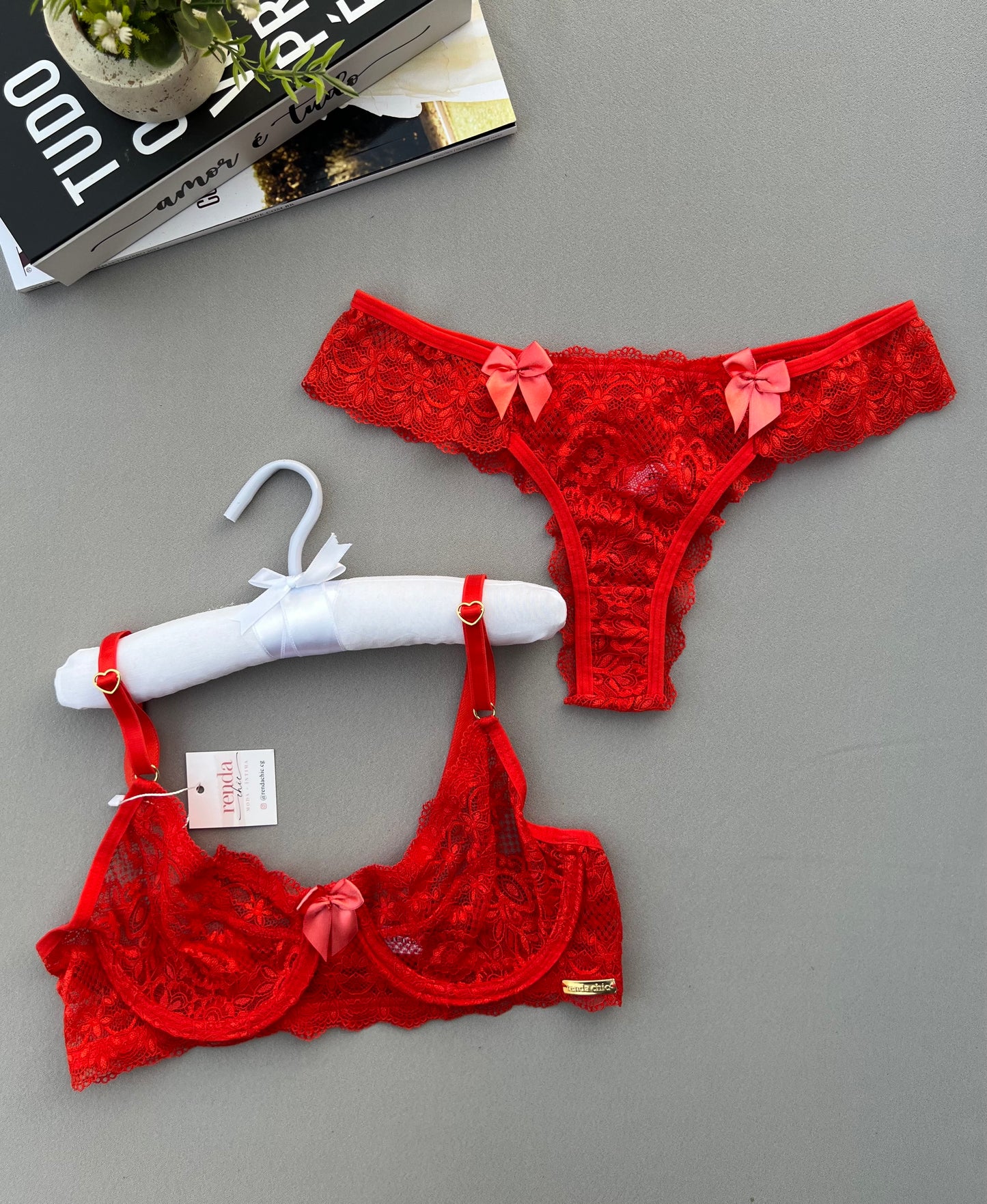 CONJUNTO BELA – EM RENDA, DETALHE FRONTAL COM LAÇO DE CETIM