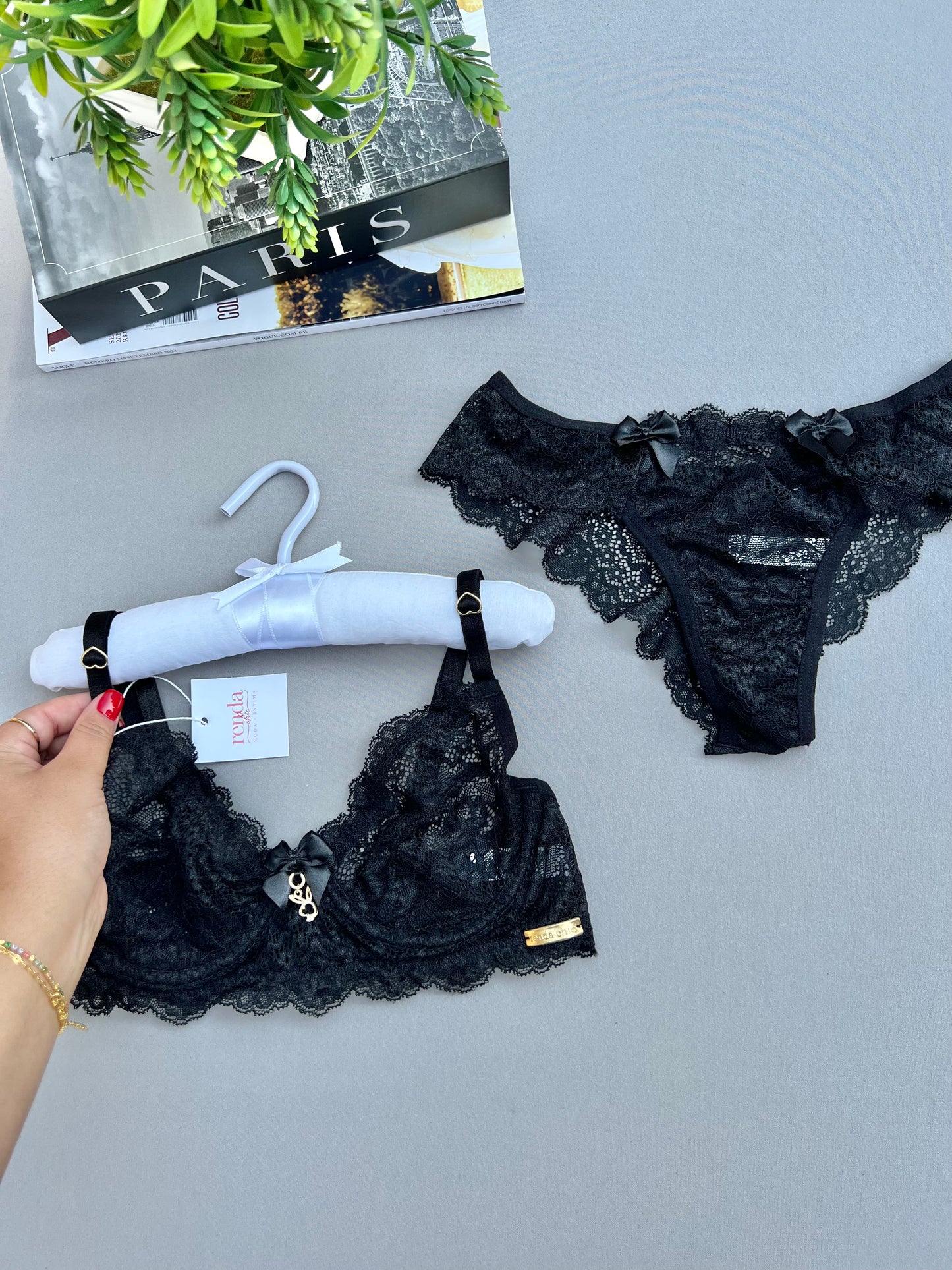 CONJUNTO BELA – EM RENDA, DETALHE FRONTAL COM LAÇO DE CETIM