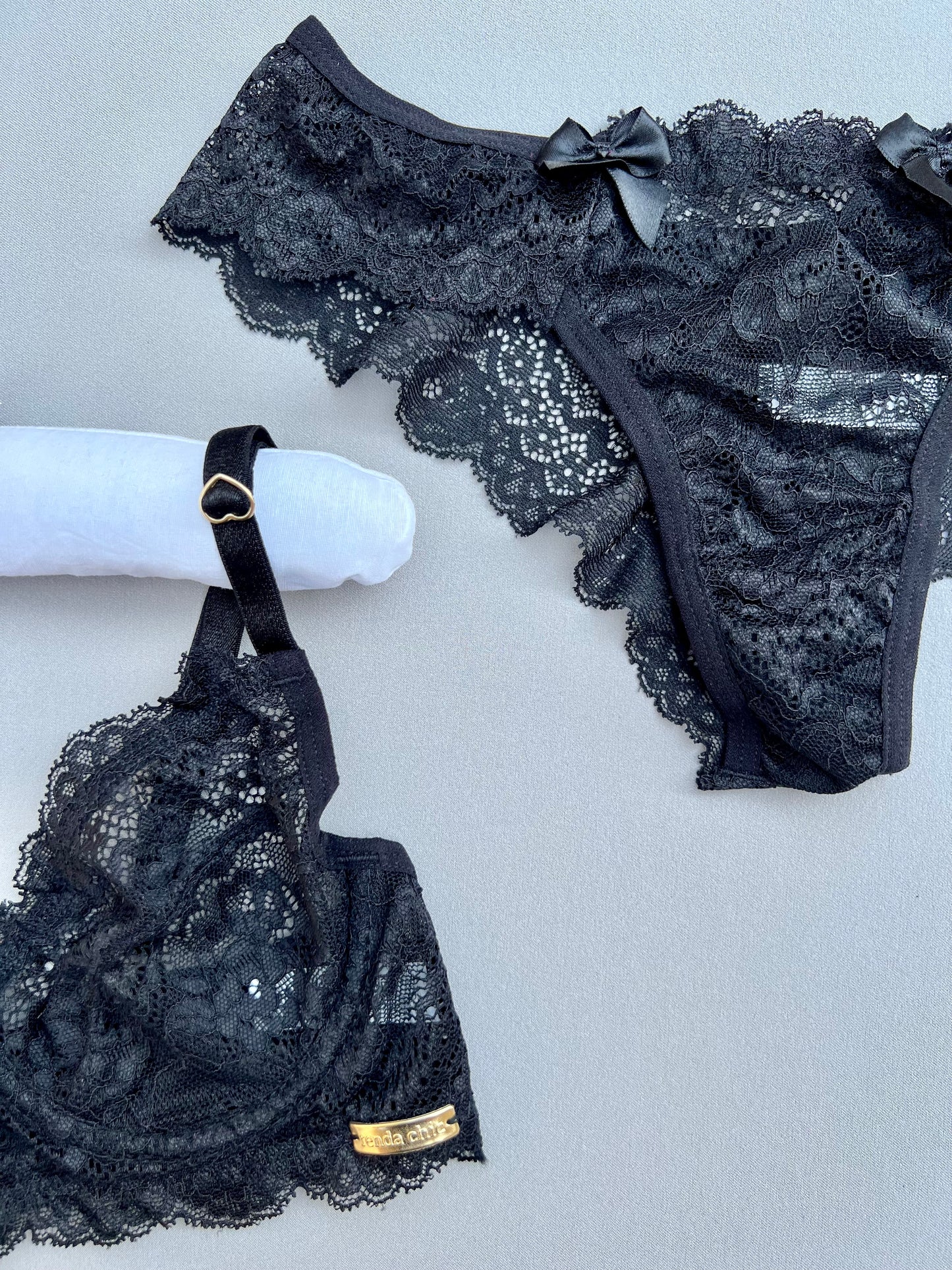 CONJUNTO BELA – EM RENDA, DETALHE FRONTAL COM LAÇO DE CETIM