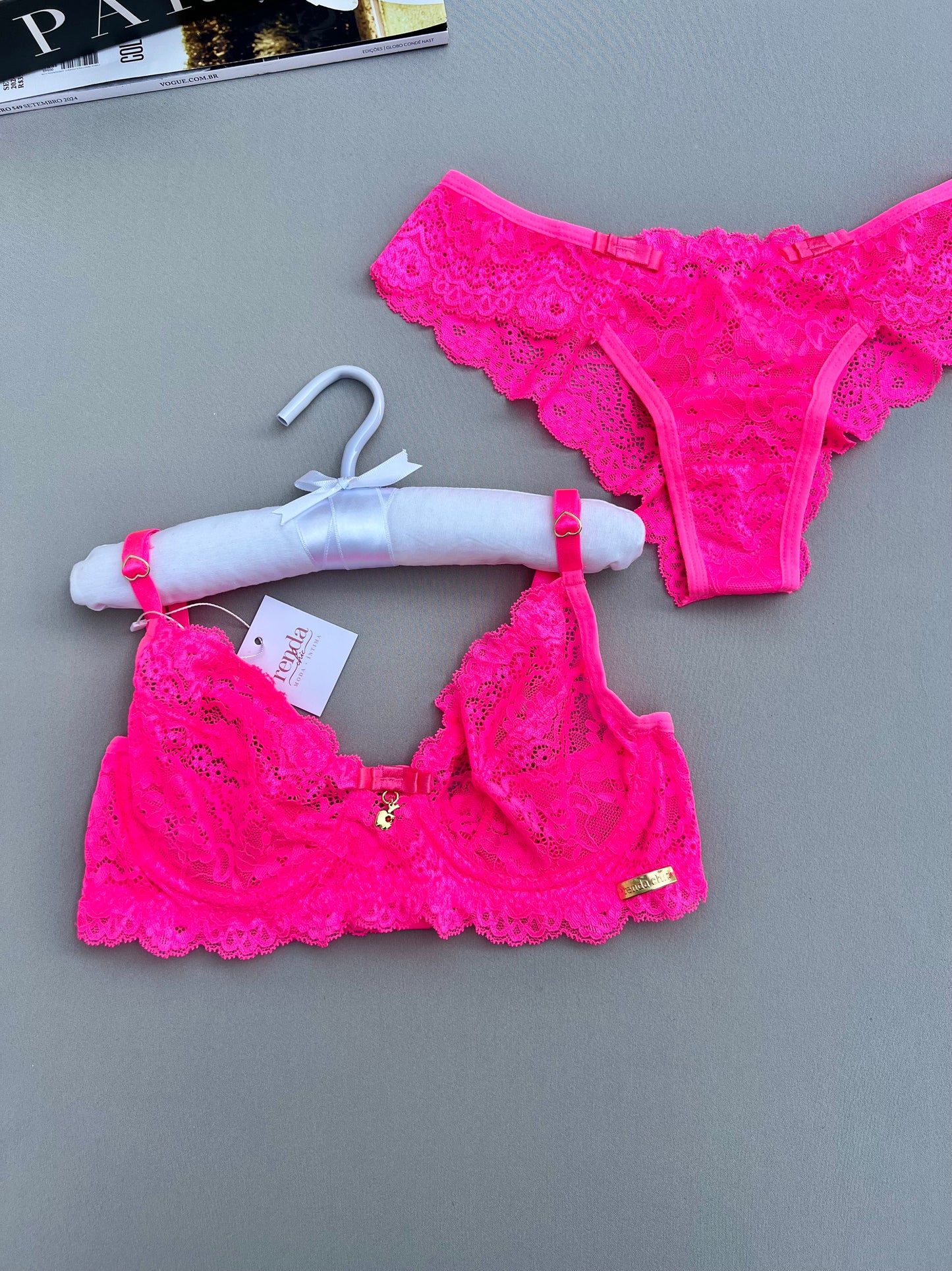 CONJUNTO BELA – EM RENDA, DETALHE FRONTAL COM LAÇO DE CETIM
