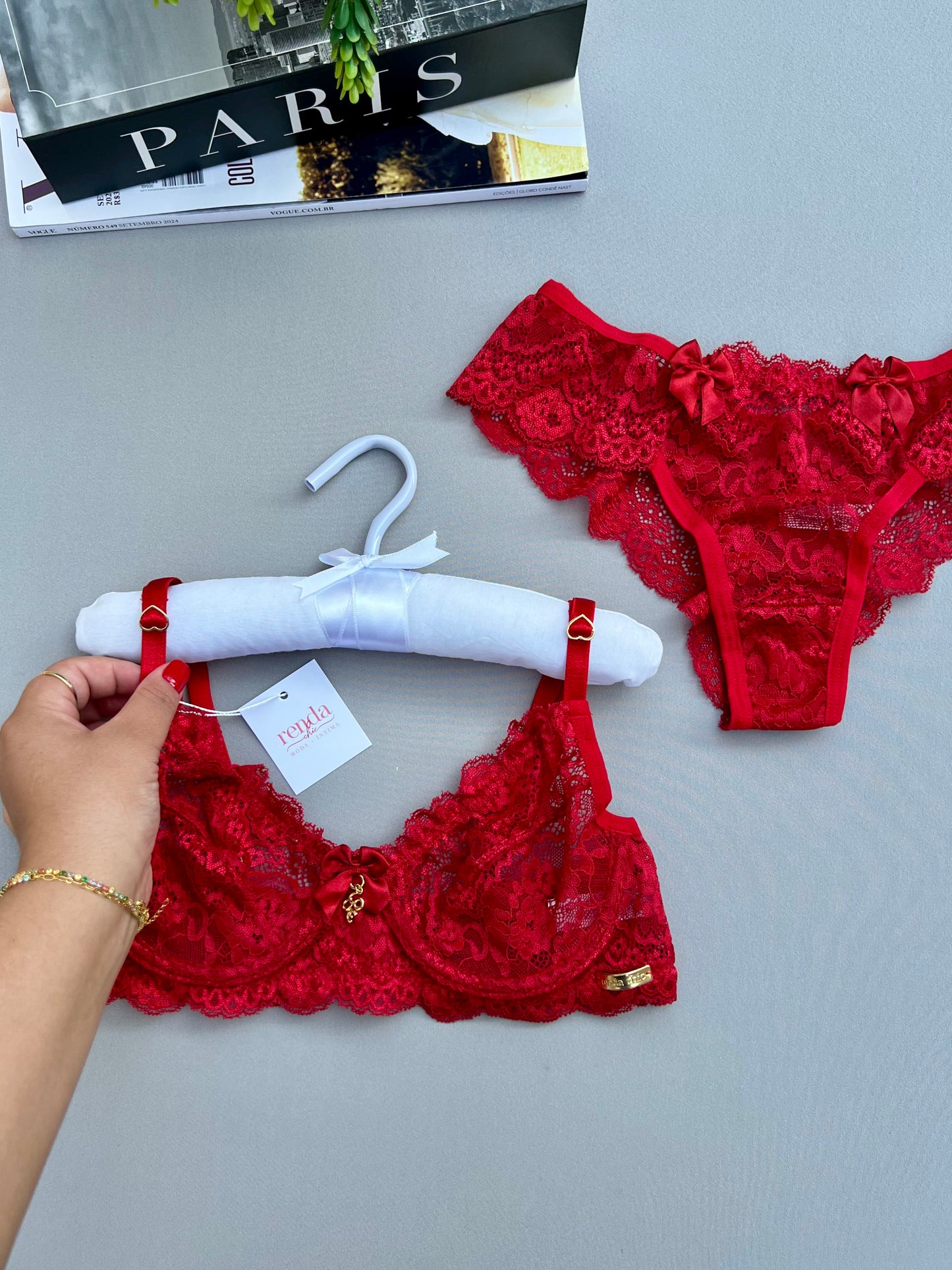 CONJUNTO BELA – EM RENDA, DETALHE FRONTAL COM LAÇO DE CETIM