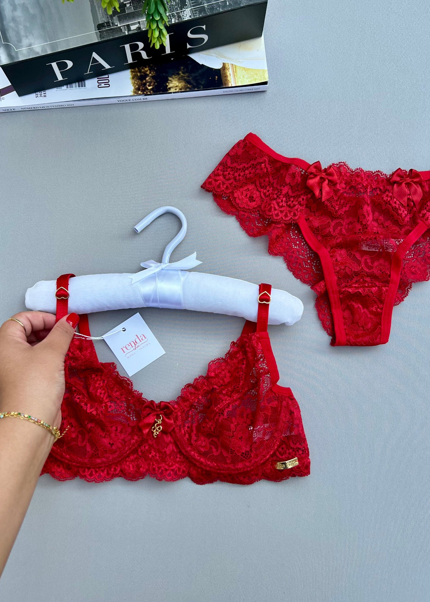 Conjunto Jolie Dentelle Rouge Passion -  Em renda, detalhe frontal com laço de cetim
