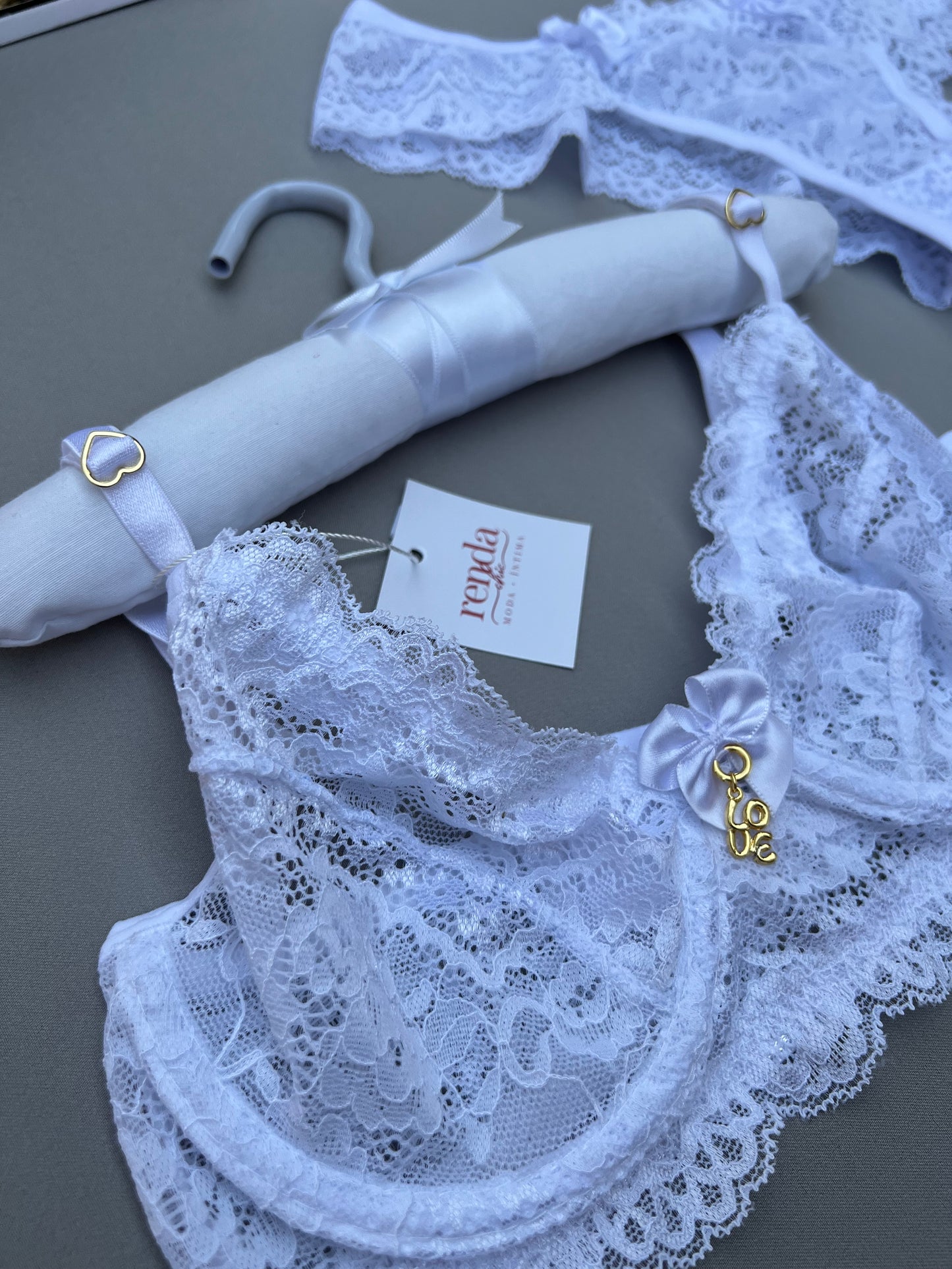 CONJUNTO BELA – EM RENDA, DETALHE FRONTAL COM LAÇO DE CETIM