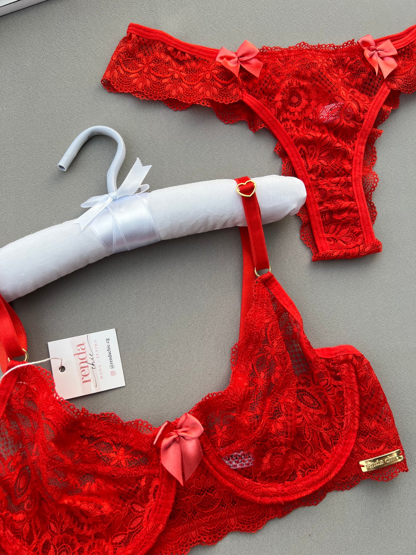 CONJUNTO BELA – EM RENDA, DETALHE FRONTAL COM LAÇO DE CETIM
