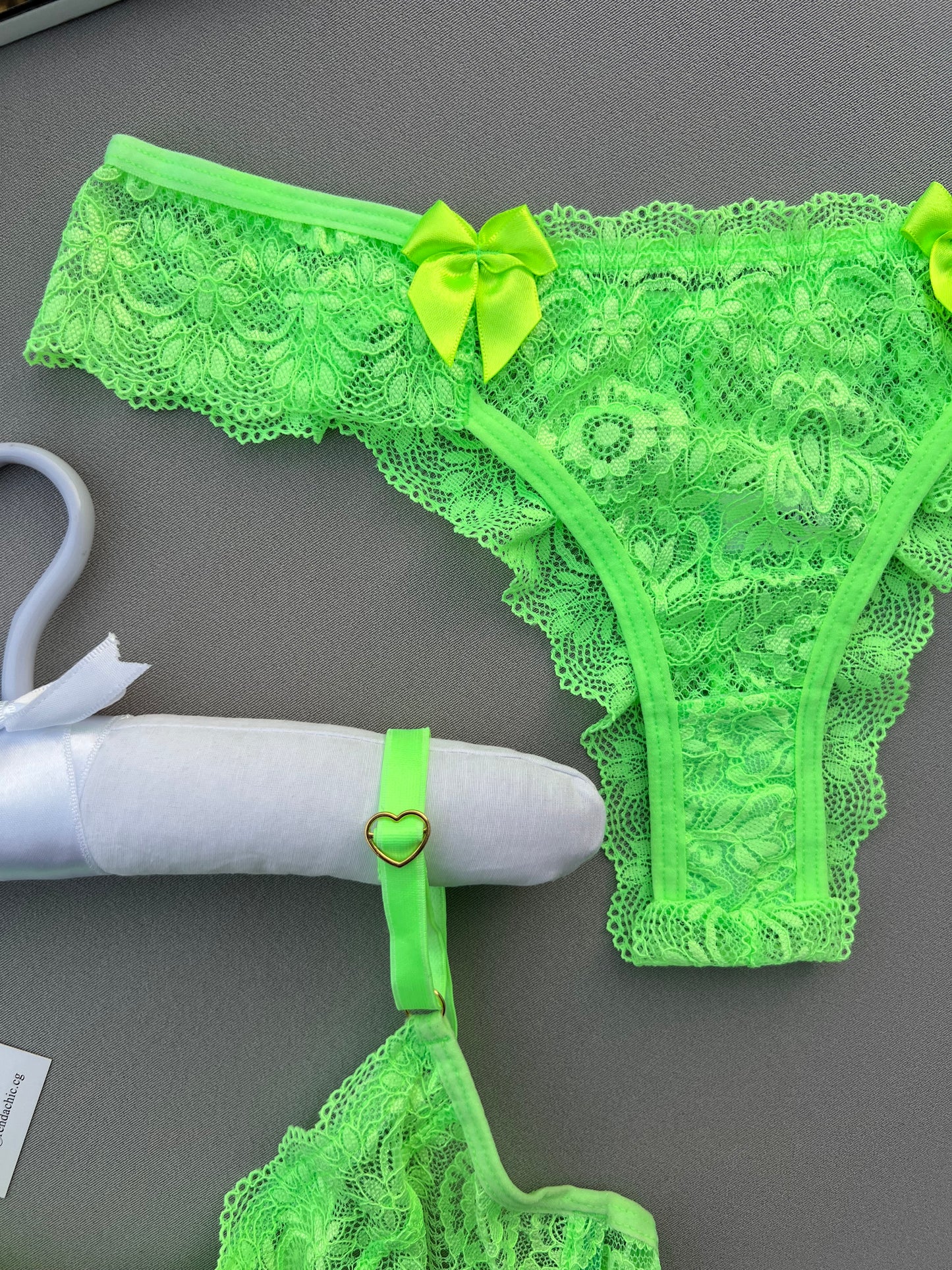 CONJUNTO BELA – EM RENDA, DETALHE FRONTAL COM LAÇO DE CETIM
