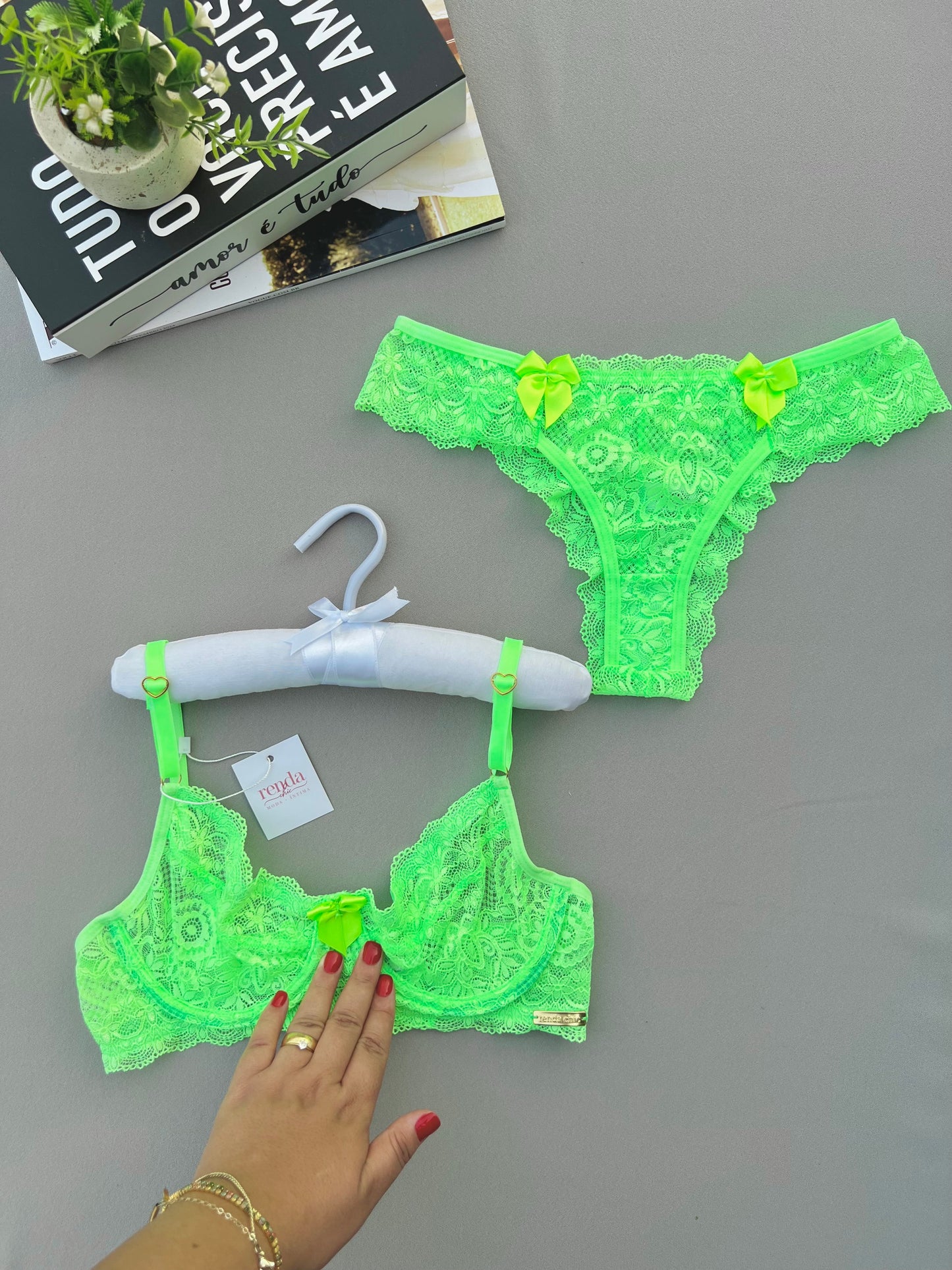 CONJUNTO BELA – EM RENDA, DETALHE FRONTAL COM LAÇO DE CETIM