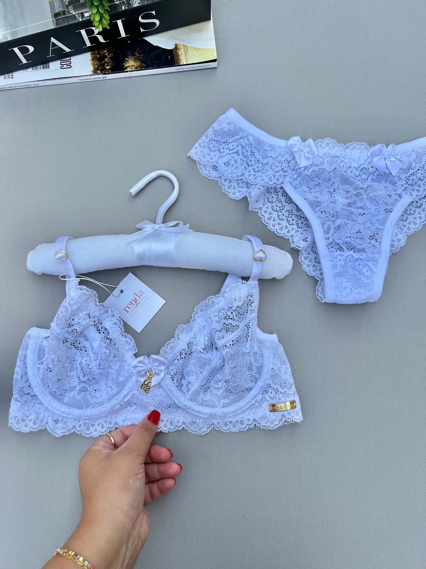 CONJUNTO BELA – EM RENDA, DETALHE FRONTAL COM LAÇO DE CETIM
