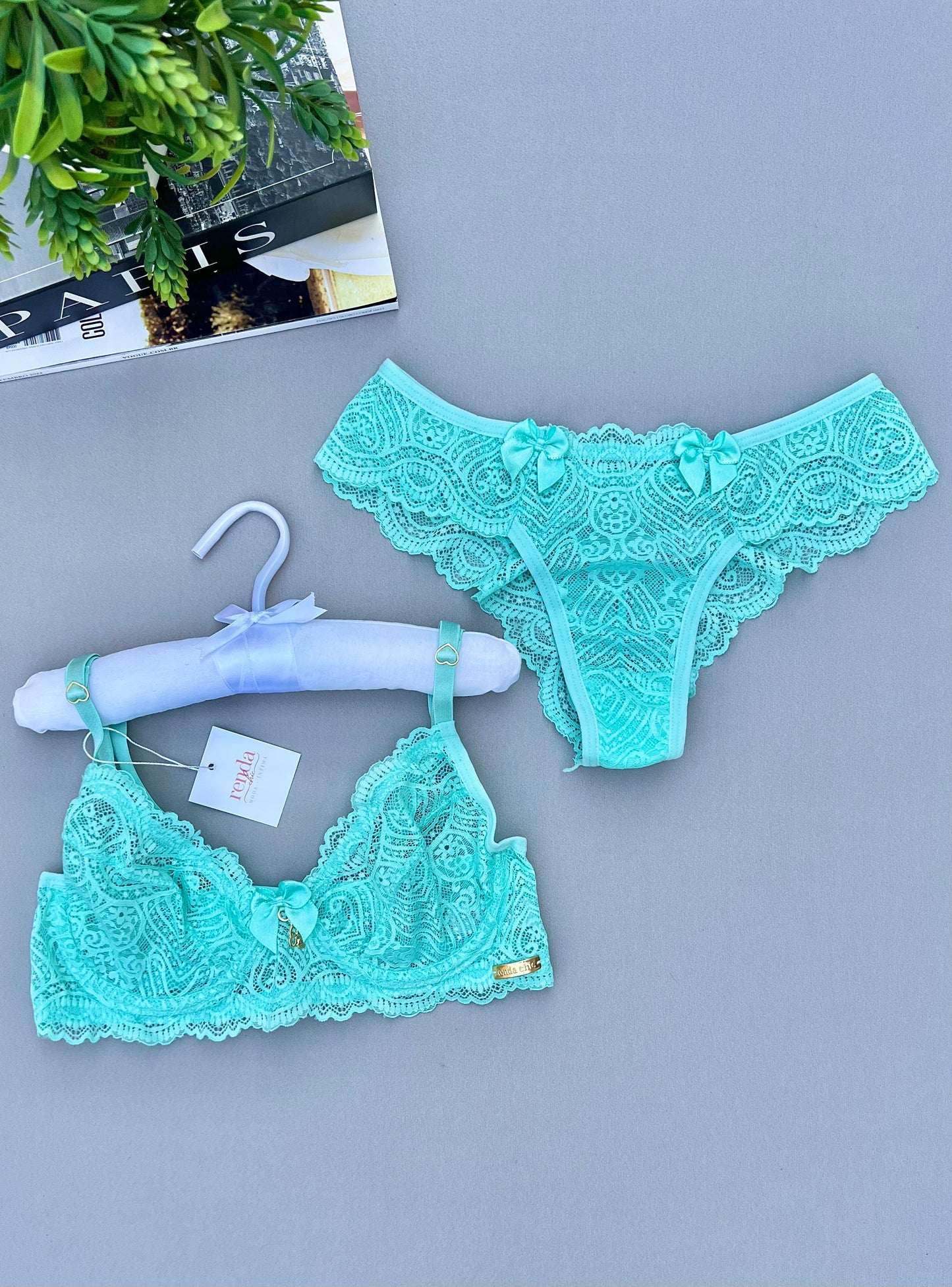 CONJUNTO BELA – EM RENDA, DETALHE FRONTAL COM LAÇO DE CETIM