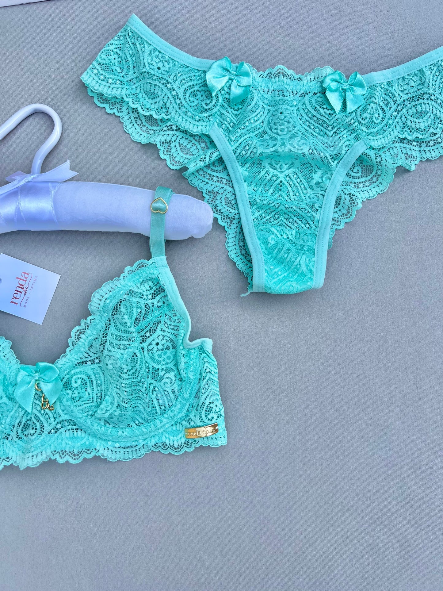 CONJUNTO BELA – EM RENDA, DETALHE FRONTAL COM LAÇO DE CETIM