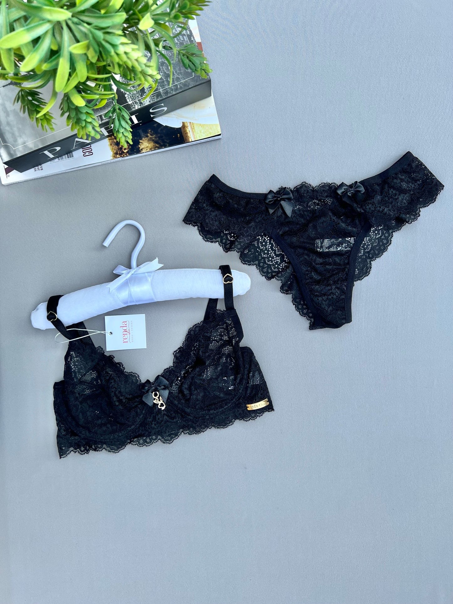 CONJUNTO BELA – EM RENDA, DETALHE FRONTAL COM LAÇO DE CETIM