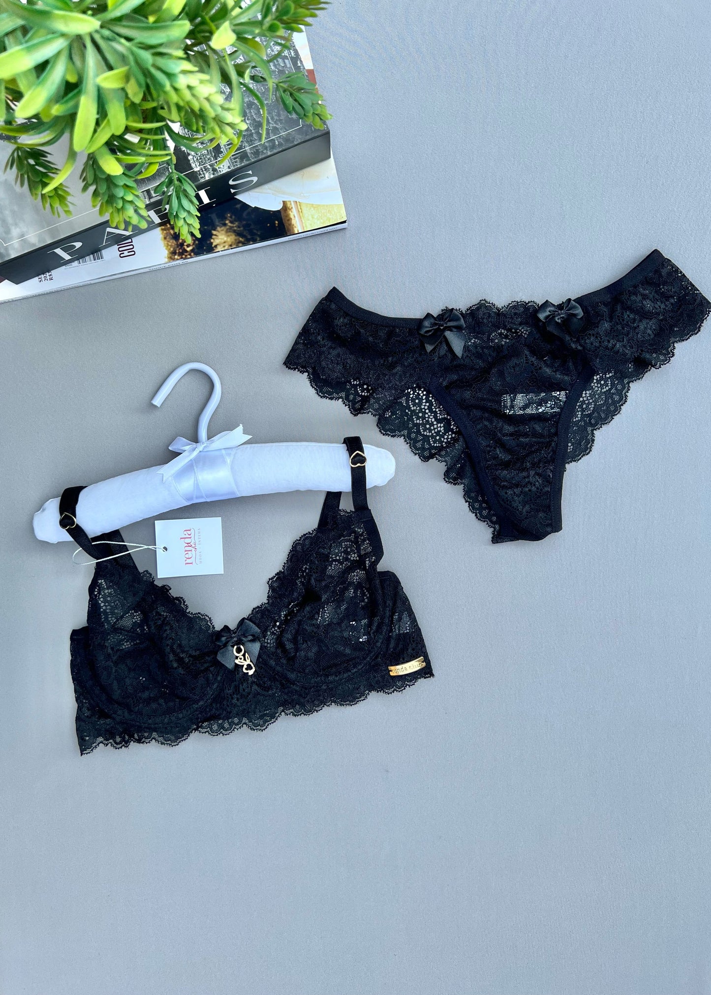 Conjunto Jolie Dentelle -  Em renda, detalhe frontal com laço de cetim