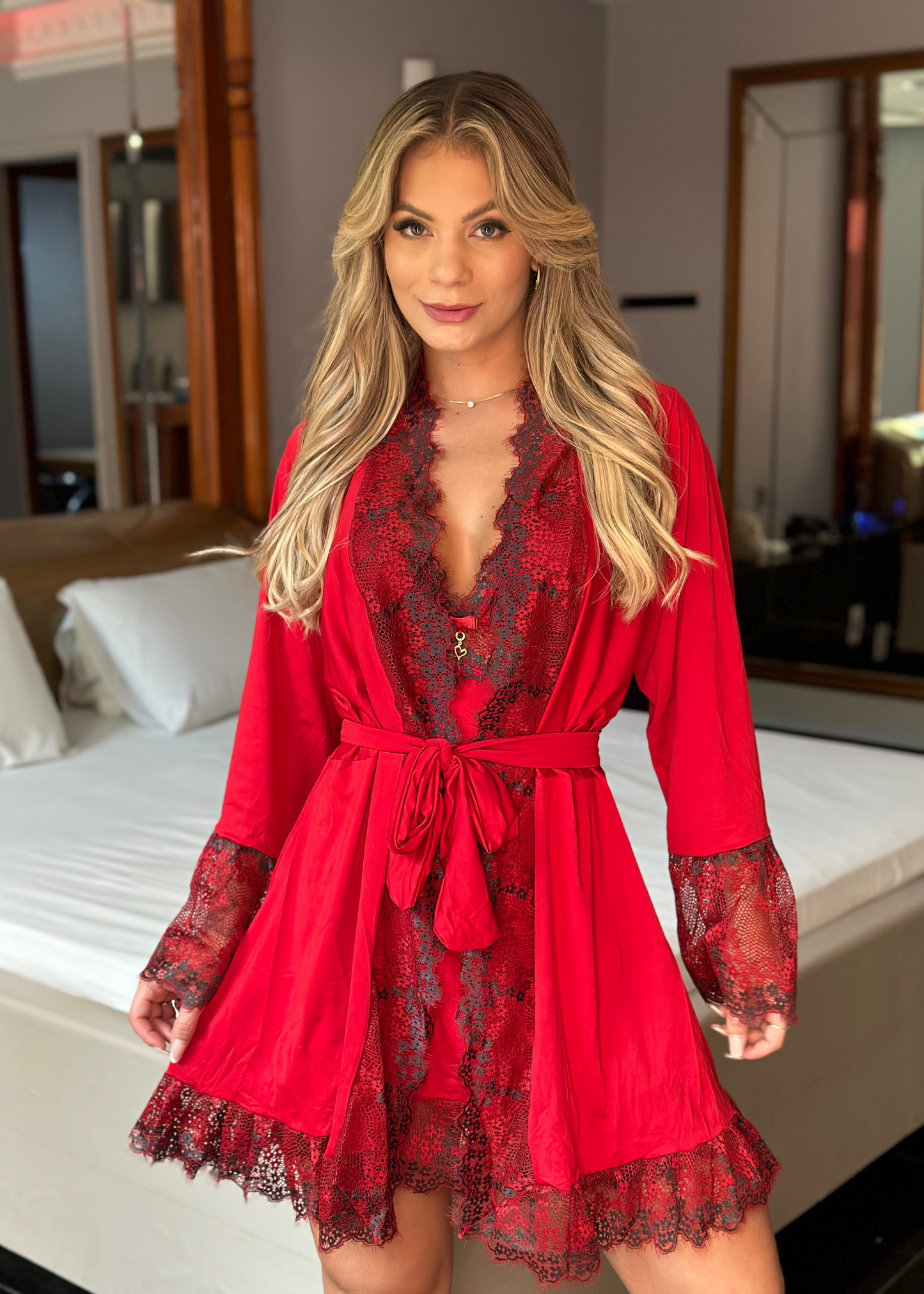 Édition Rouge Élégance — Combo 5 peças: Robe, Camisola, Calcinha + Conjunto Jolie Dent
