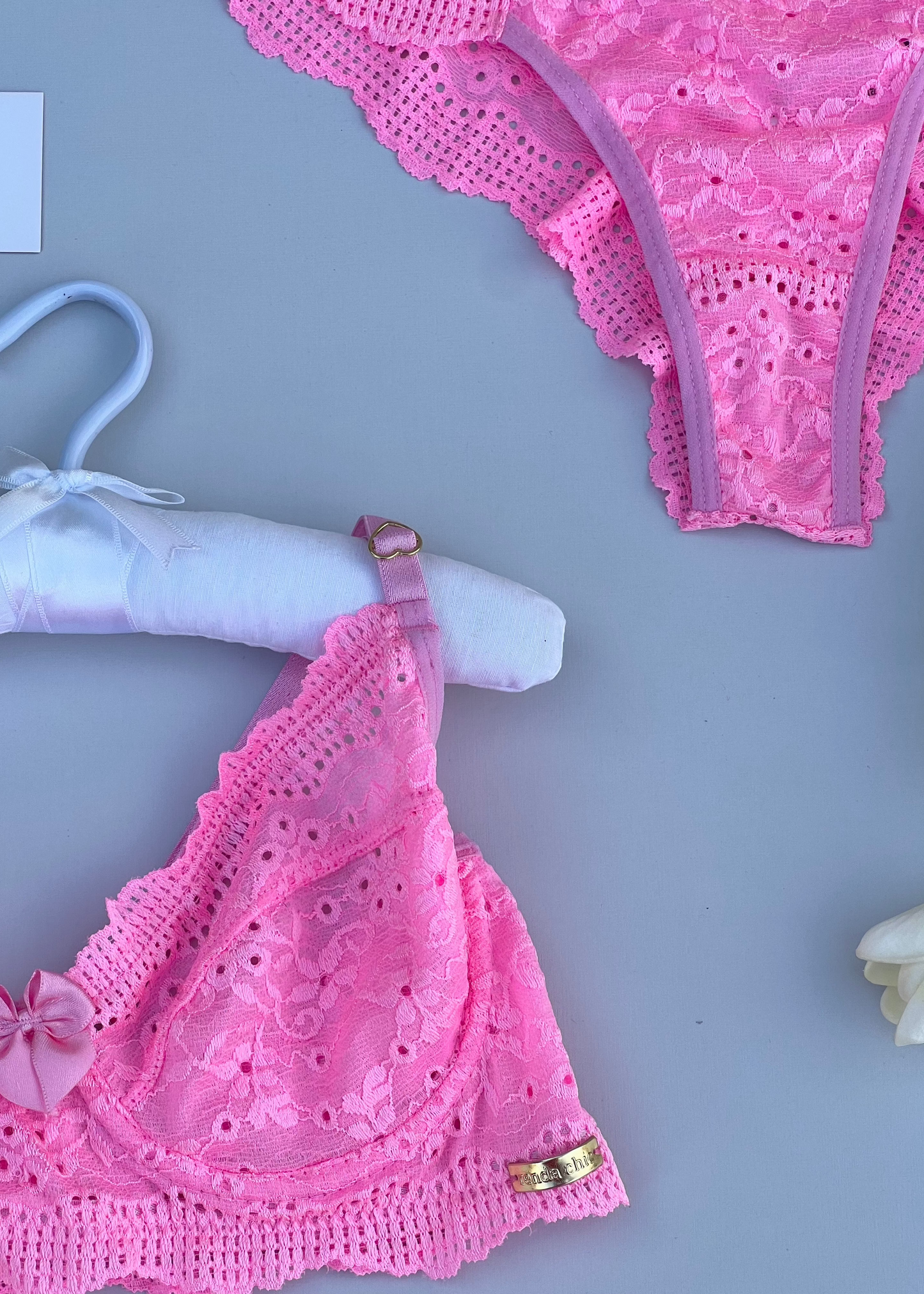 Conjunto Jolie Dentelle -  Em renda, detalhe frontal com laço de cetim