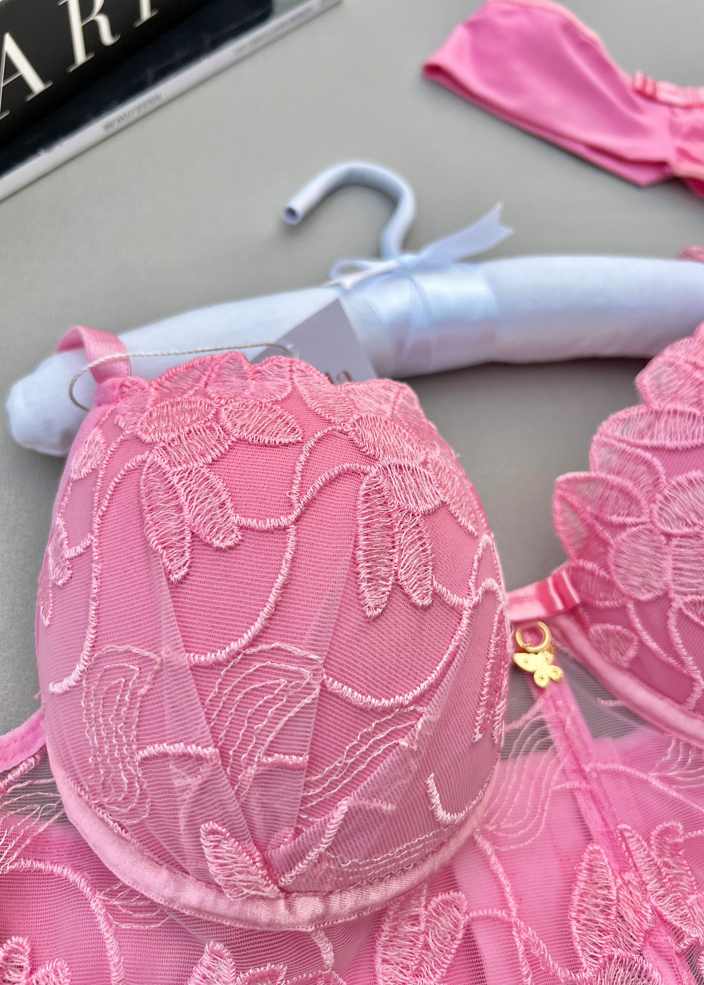 Conjunto Elisée Rosa Bubbaloo -  Tecido estruturado com aplicações em renda guipir