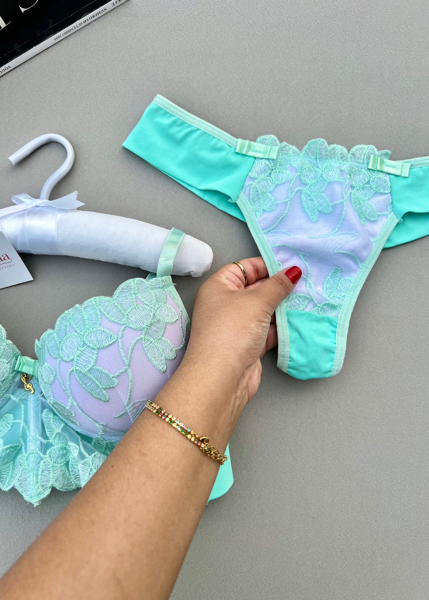 Conjunto Elisée - Tecido estruturado com aplicações em renda guipir