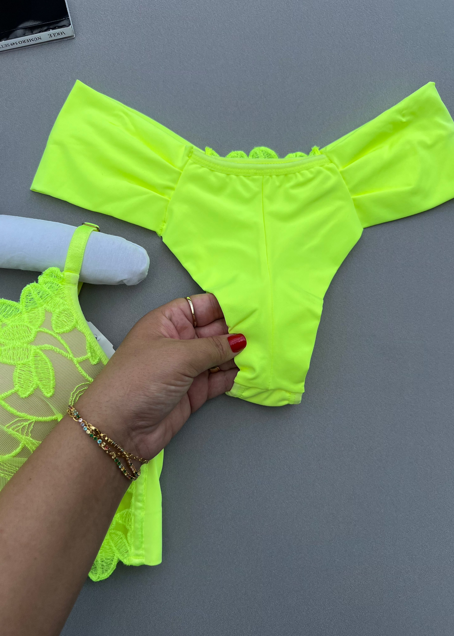 Conjunto Elisée - Tecido estruturado com aplicações em renda guipir