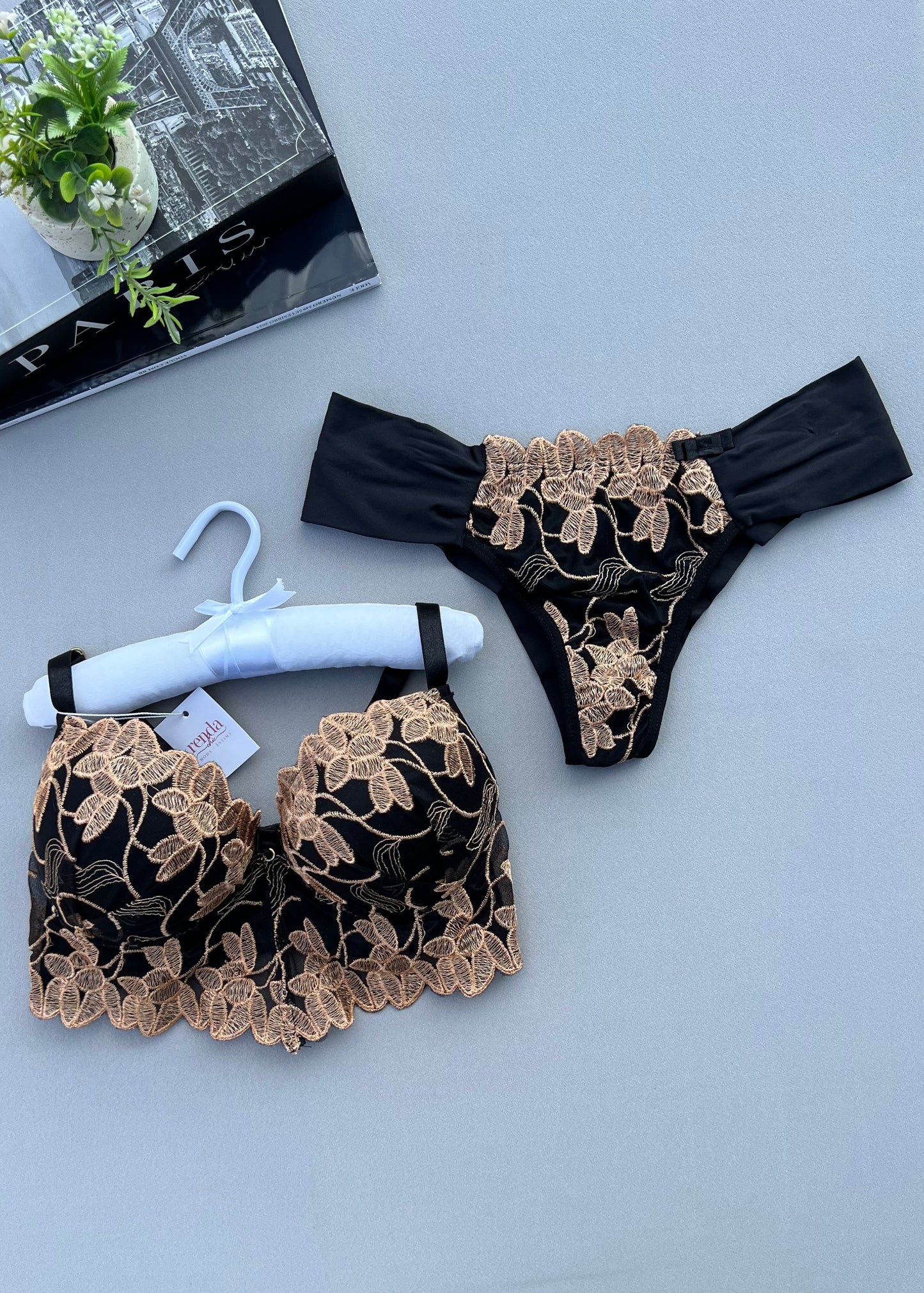Conjunto Elisée - Tecido estruturado com aplicações em renda guipir