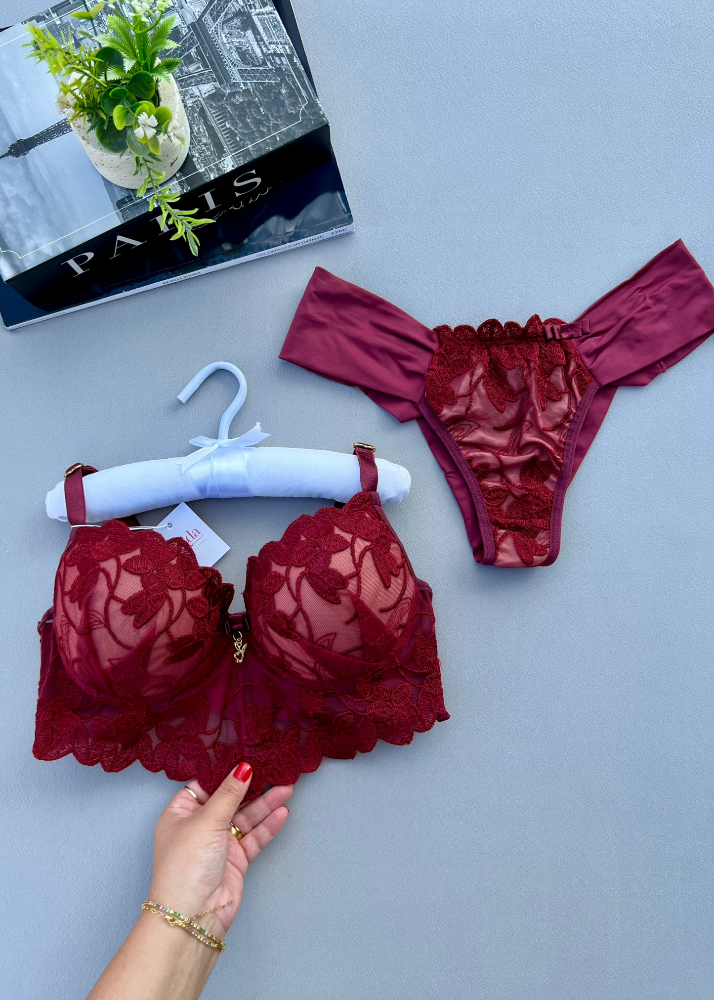Conjunto Elisée - Tecido estruturado com aplicações em renda guipir