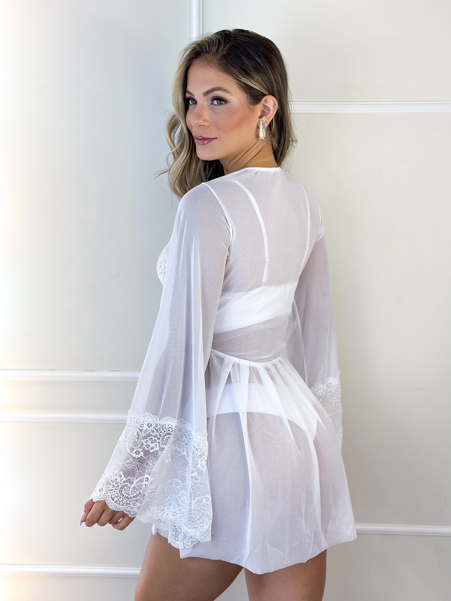 KIT ROBE EM TULE + CONJUNTO JASMINE – TECIDO TRANSPARENTE COM APLICAÇÕES EM RENDA - BRANCO