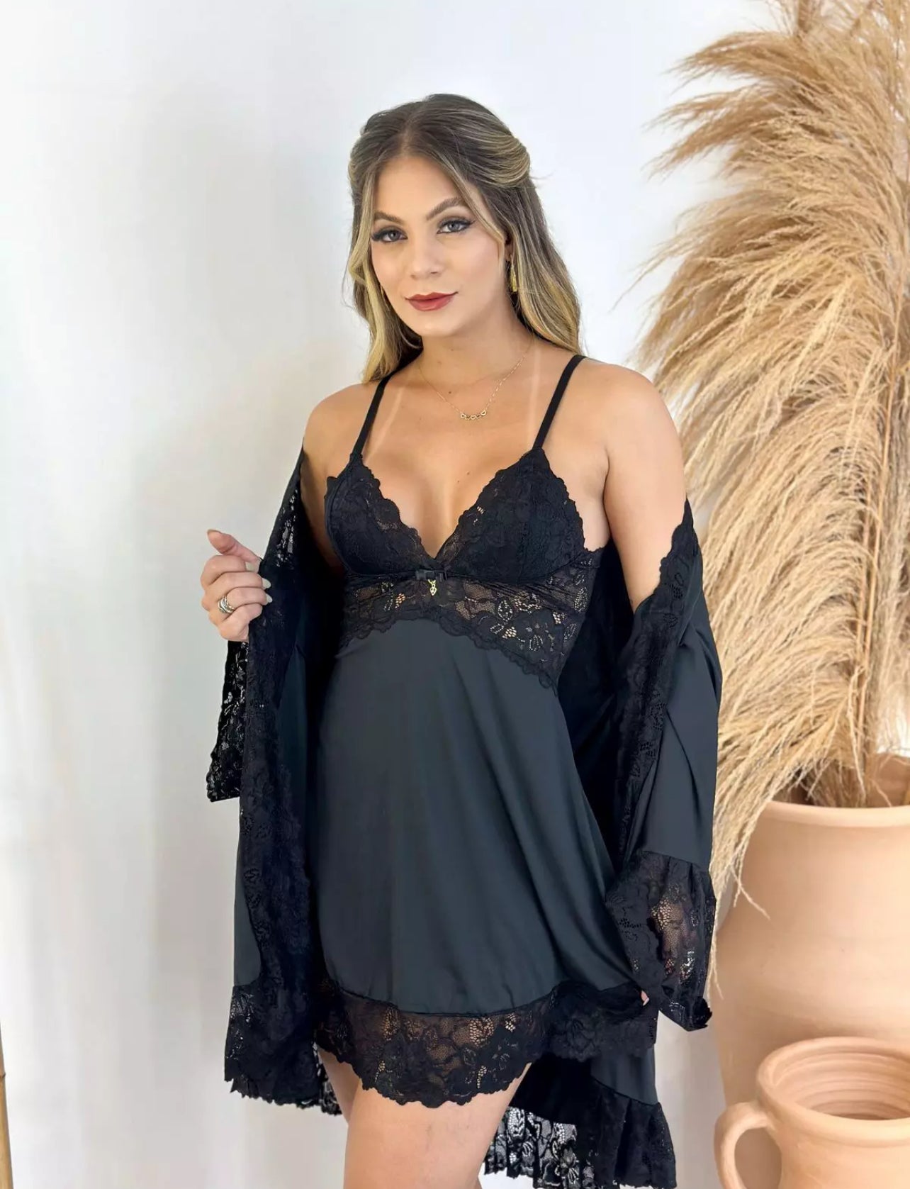 KIT ROBE + CAMISOLA E CALCINHA – TECIDO PREMIUM COM DETALHES EM RENDA - PRETO