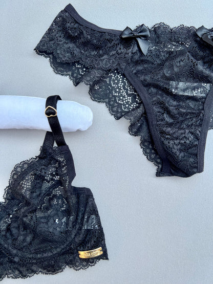 CONJUNTO BELA – EM RENDA, DETALHE FRONTAL COM LAÇO DE CETIM