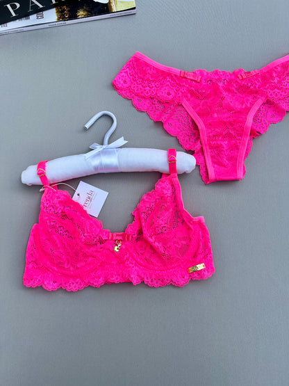 CONJUNTO BELA – EM RENDA, DETALHE FRONTAL COM LAÇO DE CETIM