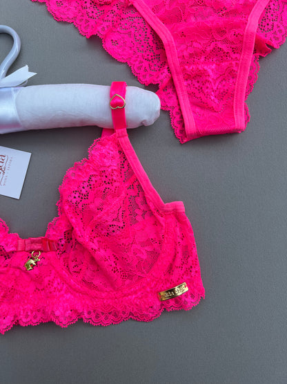 CONJUNTO BELA – EM RENDA, DETALHE FRONTAL COM LAÇO DE CETIM