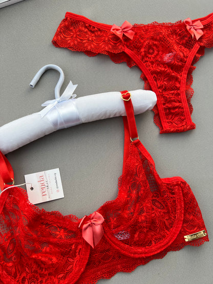 CONJUNTO BELA – EM RENDA, DETALHE FRONTAL COM LAÇO DE CETIM