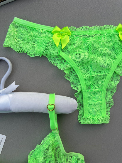 CONJUNTO BELA – EM RENDA, DETALHE FRONTAL COM LAÇO DE CETIM