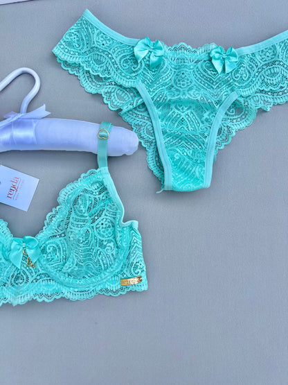 CONJUNTO BELA – EM RENDA, DETALHE FRONTAL COM LAÇO DE CETIM